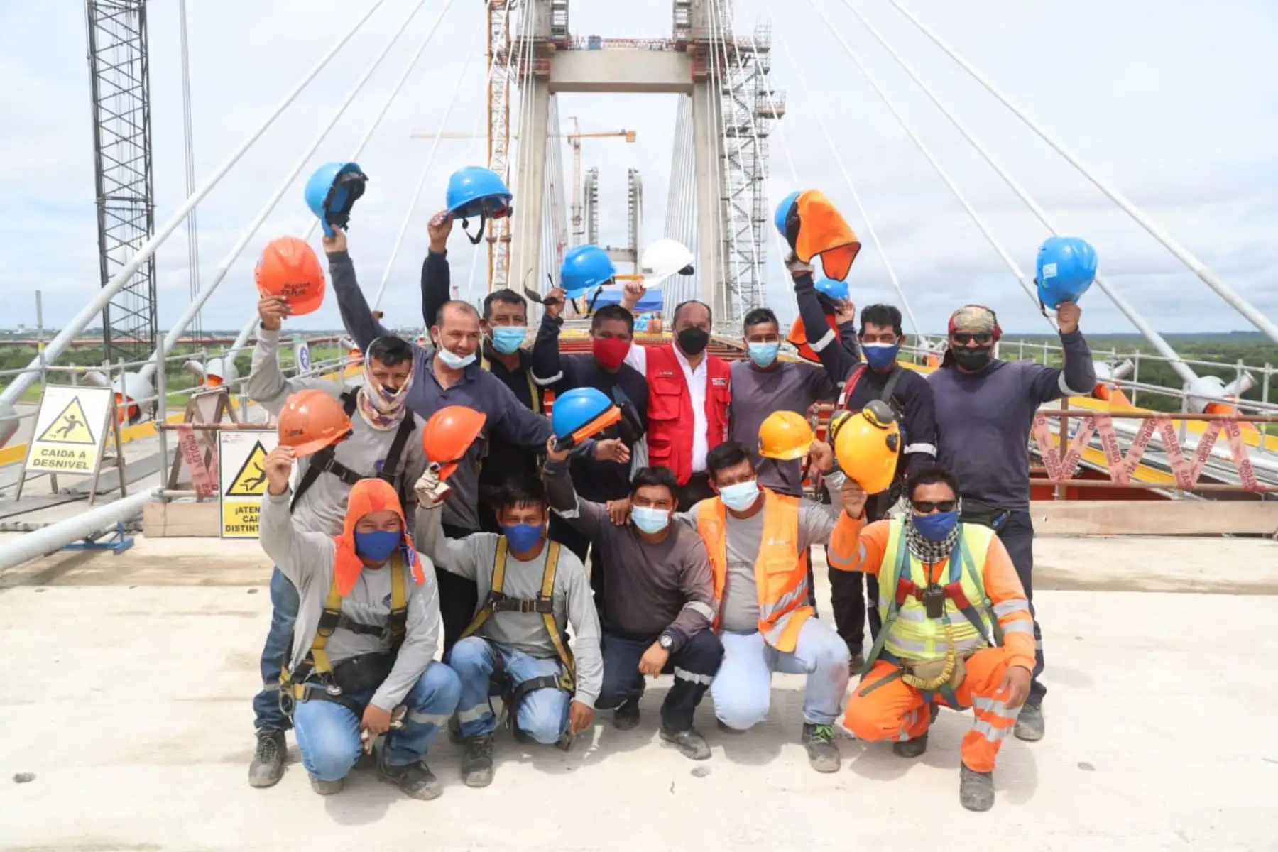 El ministro de Transportes y Comunicaciones, Juan Francisco Silva, supervisa la construcción del puente Nanay, colosal vía de 2283 metros de longitud que unirá el oriente de Loreto con Iquitos. La obra beneficia a los residentes de los distritos de Mazán, Indiana, Napo, entre otros.
Foto: MTC