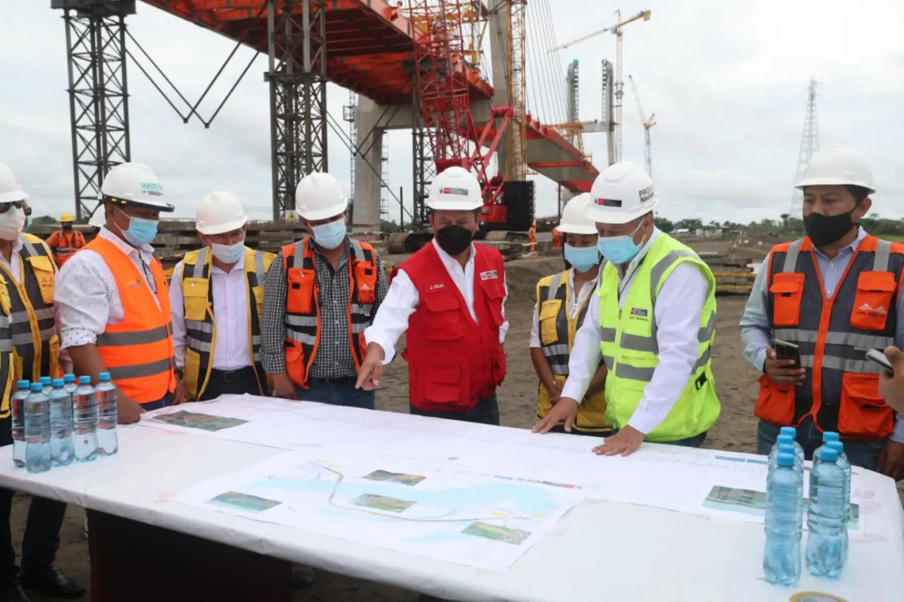 El ministro de Transportes y Comunicaciones, Juan Francisco Silva, supervisa la construcción del puente Nanay, colosal vía de 2283 metros de longitud que unirá el oriente de Loreto con Iquitos. La obra beneficia a los residentes de los distritos de Mazán, Indiana, Napo, entre otros.
Foto: MTC