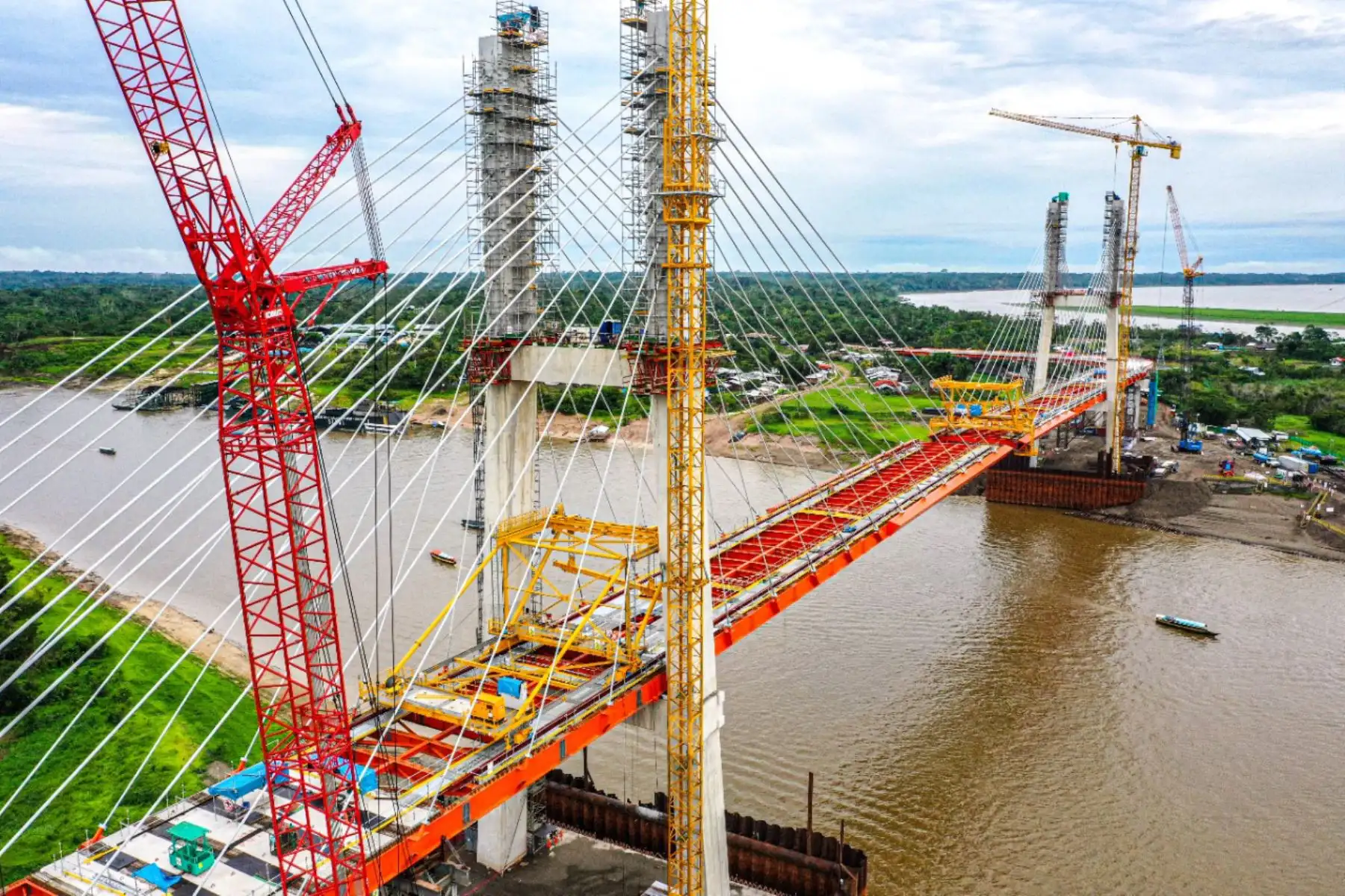 El ministro de Transportes y Comunicaciones, Juan Francisco Silva, supervisa la construcción del puente Nanay, colosal vía de 2283 metros de longitud que unirá el oriente de Loreto con Iquitos. La obra beneficia a los residentes de los distritos de Mazán, Indiana, Napo, entre otros.
Foto: MTC