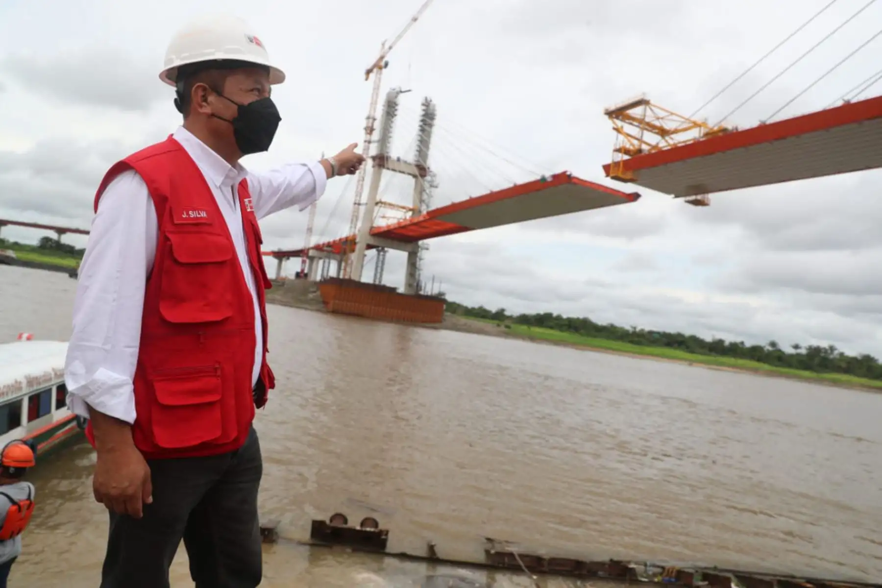 El ministro de Transportes y Comunicaciones, Juan Francisco Silva, supervisa la construcción del puente Nanay, colosal vía de 2283 metros de longitud que unirá el oriente de Loreto con Iquitos. La obra beneficia a los residentes de los distritos de Mazán, Indiana, Napo, entre otros.
Foto: MTC