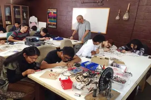 Inventores del Futuro está dirigido a estudiantes del tercer grado de primaria hasta el quinto año de secundaria.