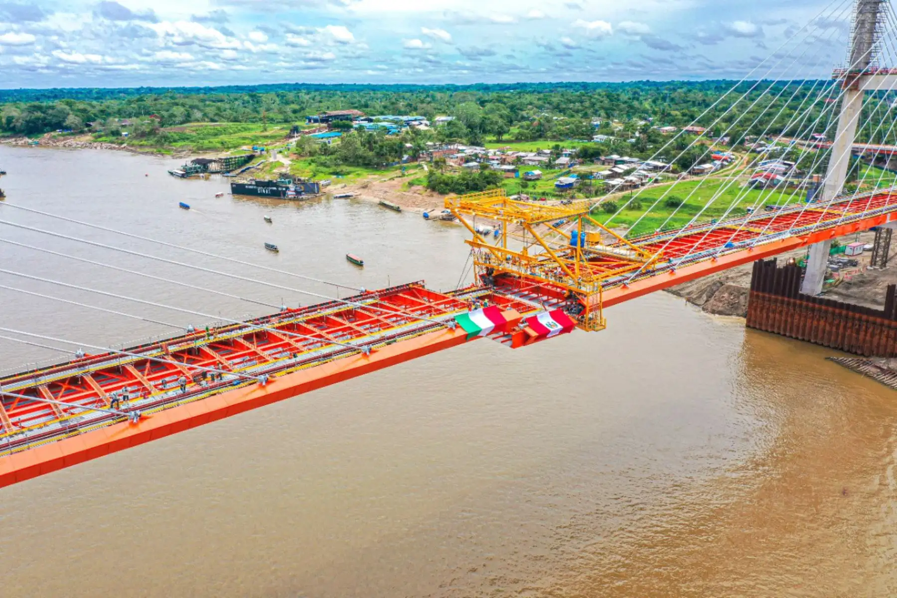 El ministro de Transportes y Comunicaciones, Juan Francisco Silva, supervisa la construcción del puente Nanay, colosal vía de 2283 metros de longitud que unirá el oriente de Loreto con Iquitos. La obra beneficia a los residentes de los distritos de Mazán, Indiana, Napo, entre otros.
Foto: MTC