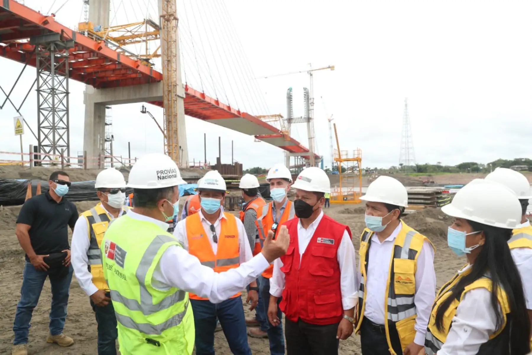 El ministro de Transportes y Comunicaciones, Juan Francisco Silva, supervisa la construcción del puente Nanay, colosal vía de 2283 metros de longitud que unirá el oriente de Loreto con Iquitos. La obra beneficia a los residentes de los distritos de Mazán, Indiana, Napo, entre otros.
Foto: MTC