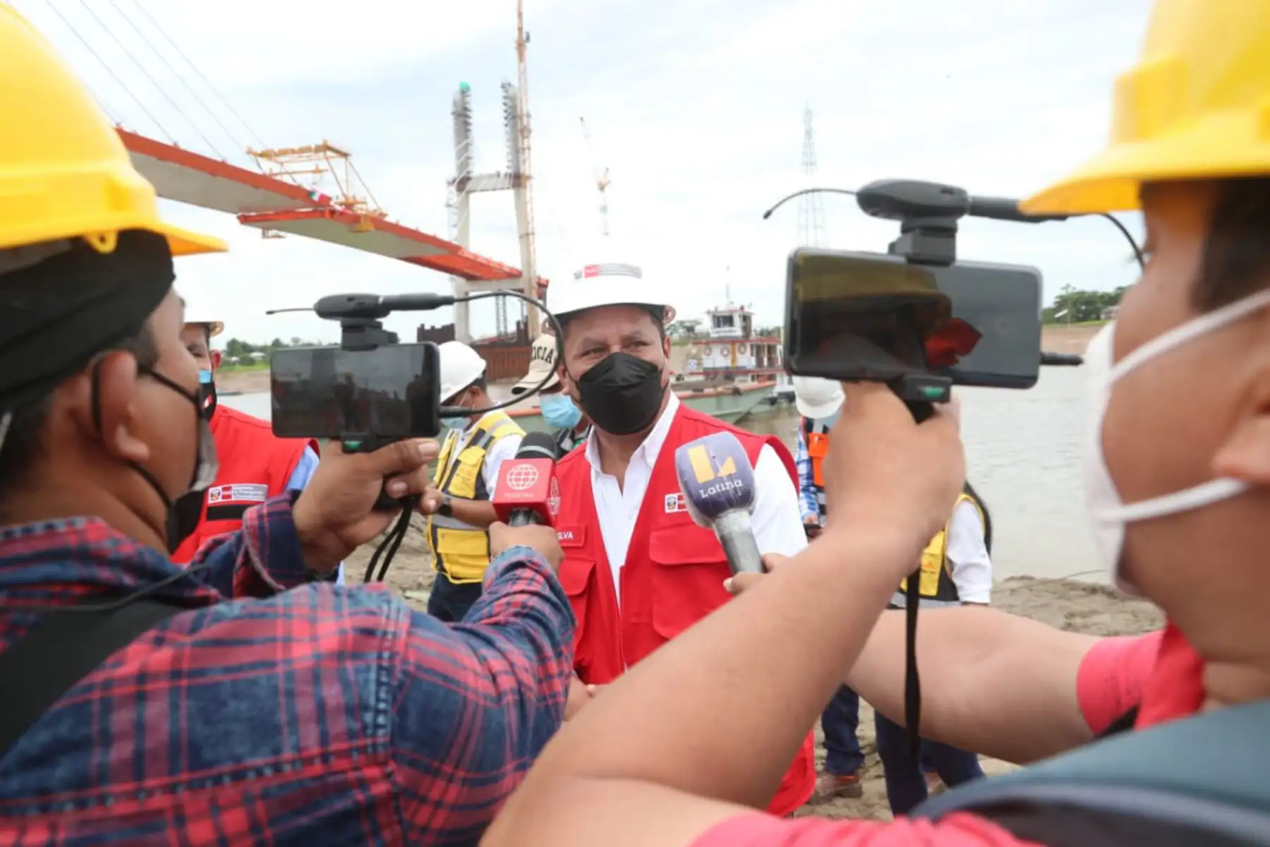 El ministro de Transportes y Comunicaciones, Juan Francisco Silva, supervisa la construcción del puente Nanay, colosal vía de 2283 metros de longitud que unirá el oriente de Loreto con Iquitos. La obra beneficia a los residentes de los distritos de Mazán, Indiana, Napo, entre otros.
Foto: MTC