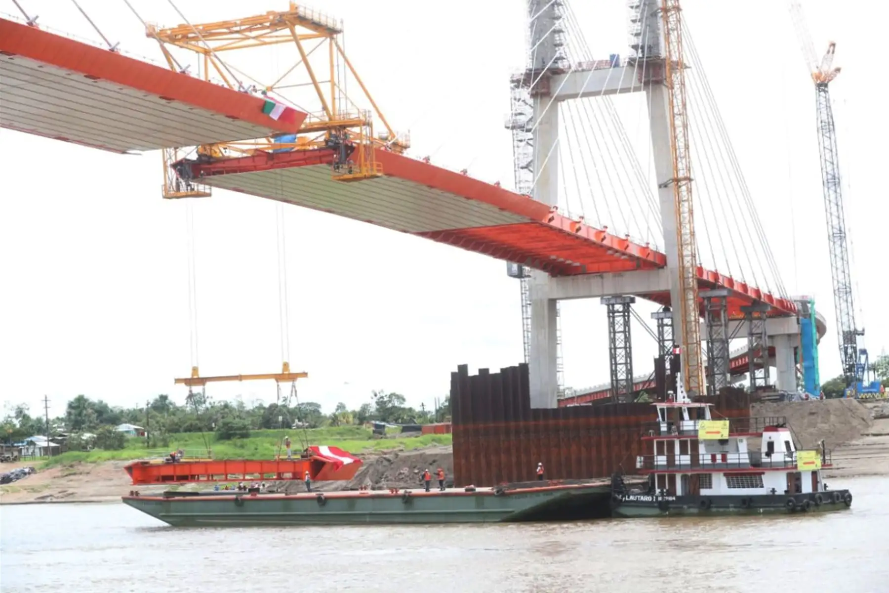 El ministro de Transportes y Comunicaciones, Juan Francisco Silva, supervisa la construcción del puente Nanay, colosal vía de 2283 metros de longitud que unirá el oriente de Loreto con Iquitos. La obra beneficia a los residentes de los distritos de Mazán, Indiana, Napo, entre otros.
Foto: MTC