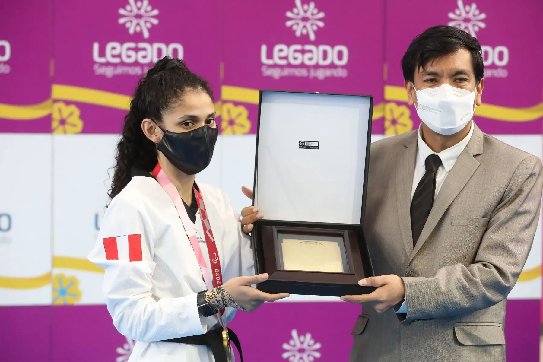 Proyecto Legado y Federación de Taekwondo reconocen triunfo de Angélica Espinoza en Tokio 2020. En la ceremonia también participó el ministro de Educación Juan Cadillo.
Foto: ANDINA/ Andrés Valle