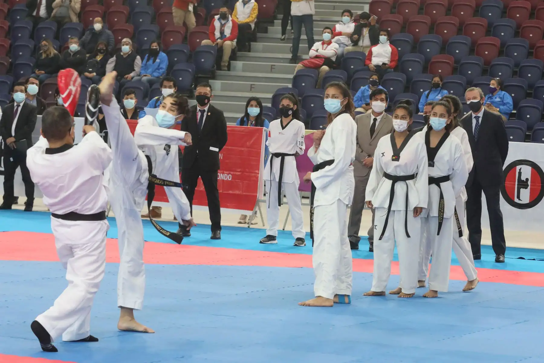 Proyecto Legado y Federación de Taekwondo reconocen triunfo de Angélica Espinoza en Tokio 2020. En la ceremonia también participó el ministro de Educación Juan Cadillo.
Foto: ANDINA/ Andrés Valle