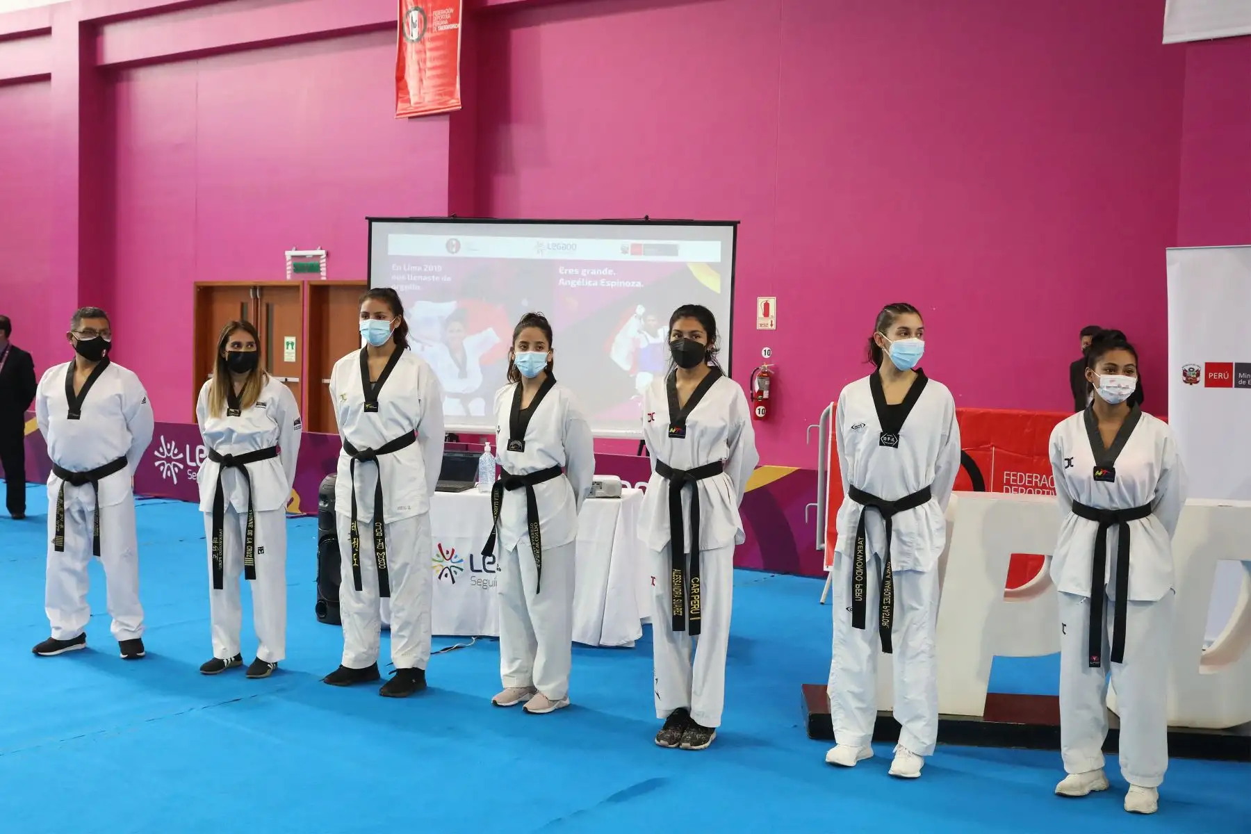 Proyecto Legado y Federación de Taekwondo reconocen triunfo de Angélica Espinoza en Tokio 2020. En la ceremonia también participó el ministro de Educación Juan Cadillo.
Foto: ANDINA/ Andrés Valle
