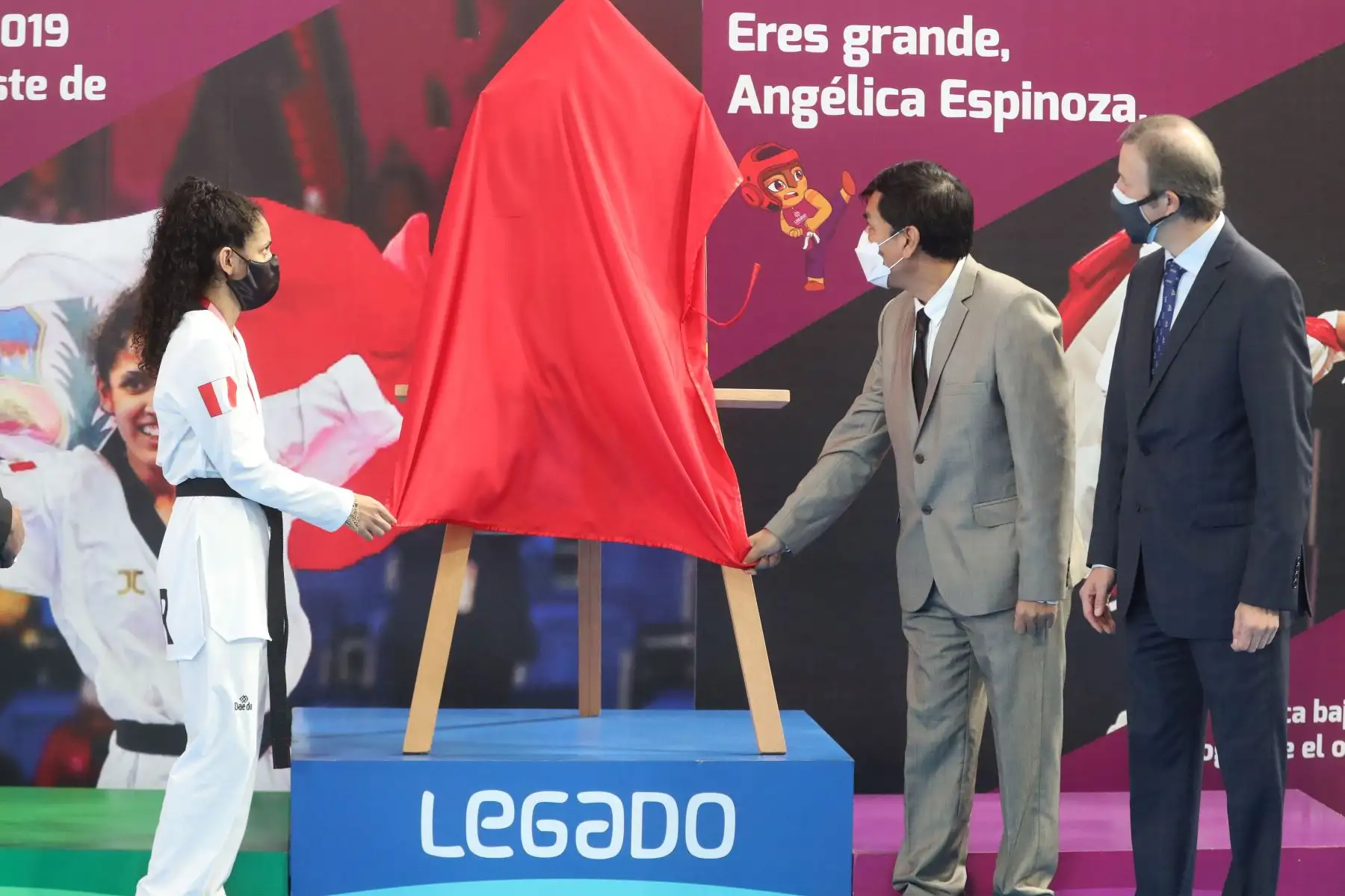 Proyecto Legado y Federación de Taekwondo reconocen triunfo de Angélica Espinoza en Tokio 2020. En la ceremonia también participó el ministro de Educación Juan Cadillo.
Foto: ANDINA/ Andrés Valle