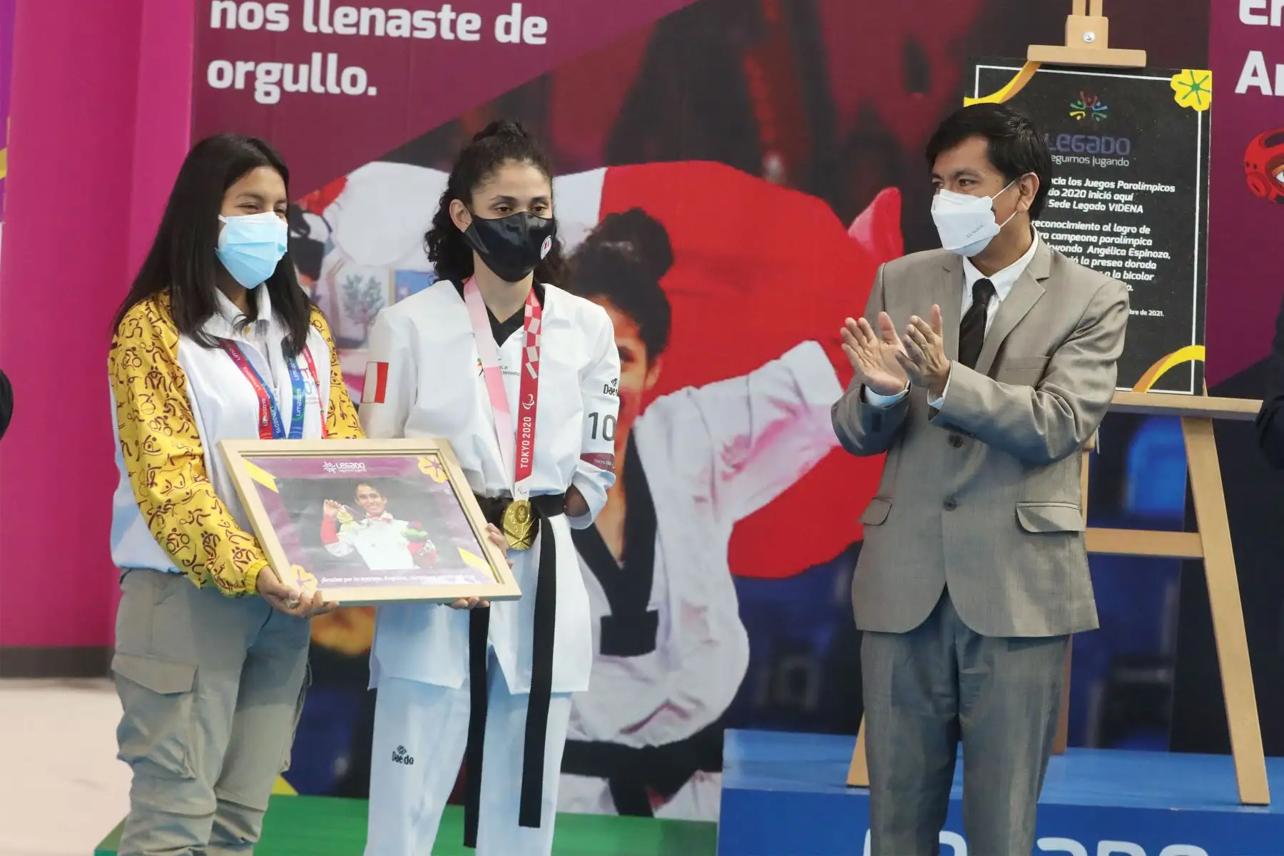 Proyecto Legado y Federación de Taekwondo reconocen triunfo de Angélica Espinoza en Tokio 2020. En la ceremonia también participó el ministro de Educación Juan Cadillo.
Foto: ANDINA/ Andrés Valle