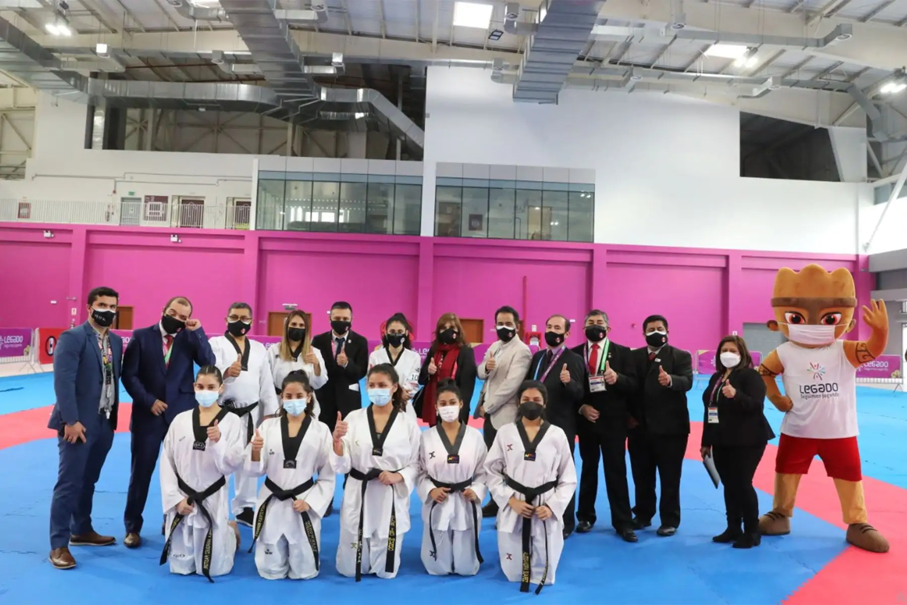 Proyecto Legado y Federación de Taekwondo reconocen triunfo de Angélica Espinoza en Tokio 2020. En la ceremonia también participó el ministro de Educación Juan Cadillo.
Foto: ANDINA/ Andrés Valle