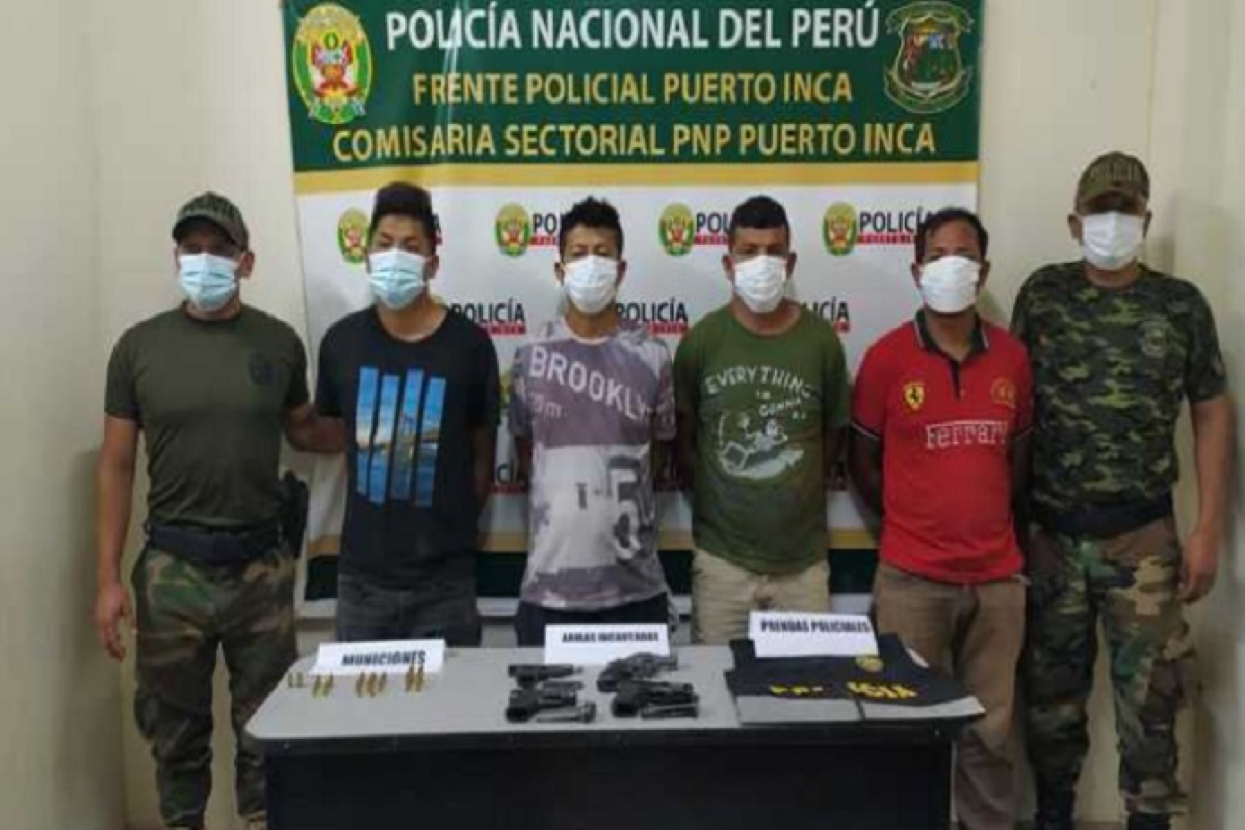 A los detenidos se les decomisó cuatro armas de fuego, cartuchos calibre de 38 y 9 milímetros y un chaleco de la Policía Nacional del Perú.