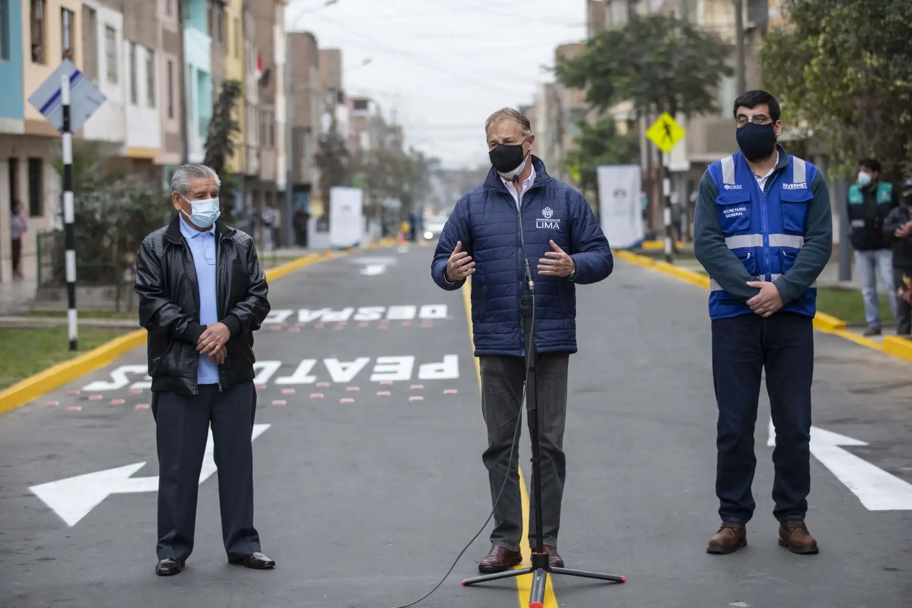 El alcalde de Lima, Jorge Muñoz, visitó el asentamiento humano 1 de Octubre en el Cercado de Lima para entregar el mobiliario urbano, pistas, veredas y áreas verdes que fueron renovadas a través de Invermet. 
Foto: Municipalidad de Lima