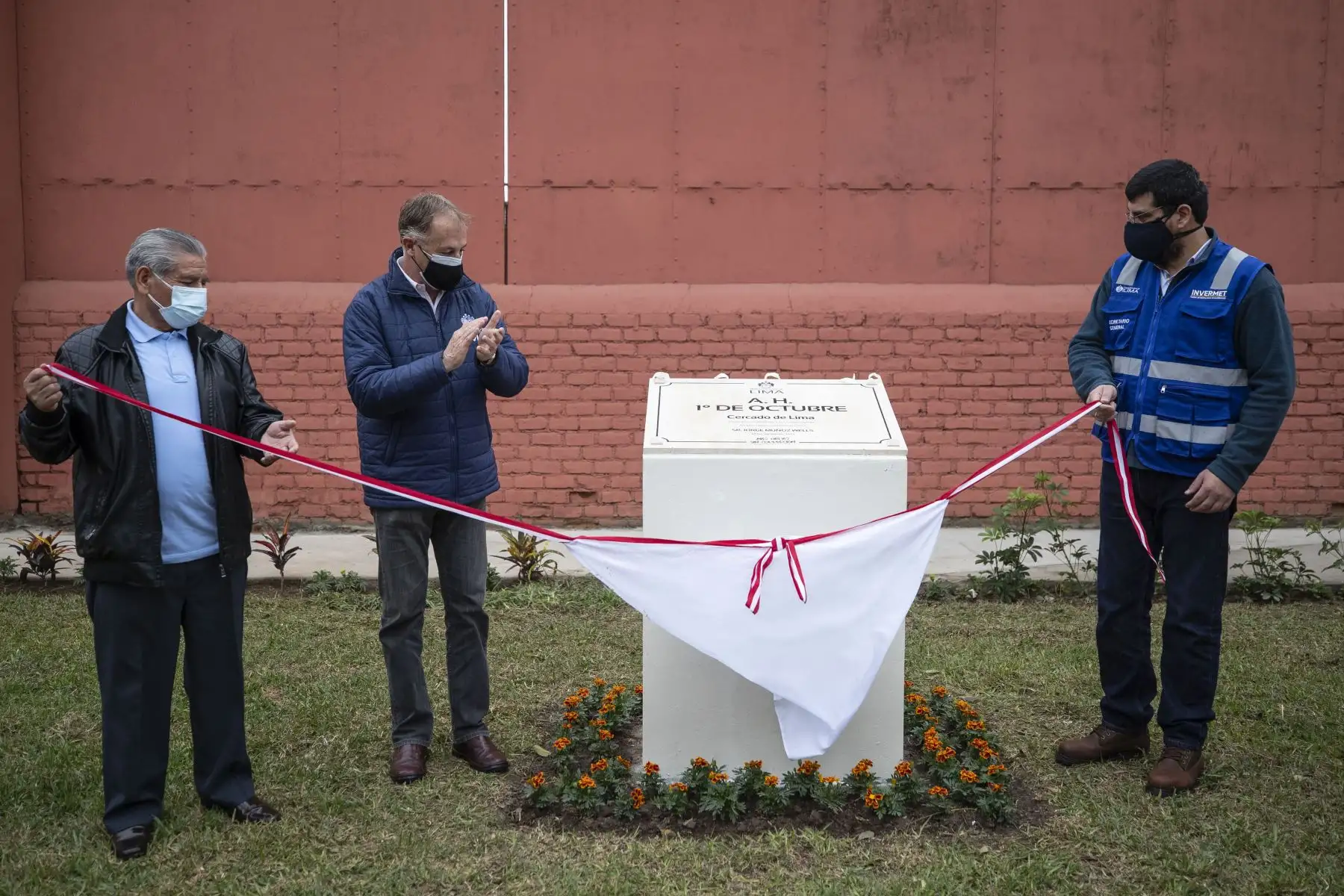 El alcalde de Lima, Jorge Muñoz, visitó el asentamiento humano 1 de Octubre en el Cercado de Lima para entregar el mobiliario urbano, pistas, veredas y áreas verdes que fueron renovadas a través de Invermet. 
Foto: Municipalidad de Lima