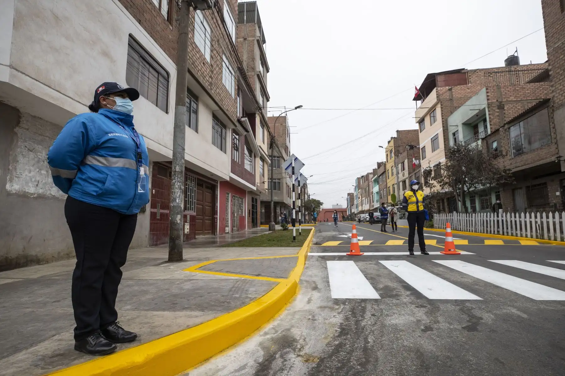 El alcalde de Lima, Jorge Muñoz, visitó el asentamiento humano 1 de Octubre en el Cercado de Lima para entregar el mobiliario urbano, pistas, veredas y áreas verdes que fueron renovadas a través de Invermet. 
Foto: Municipalidad de Lima