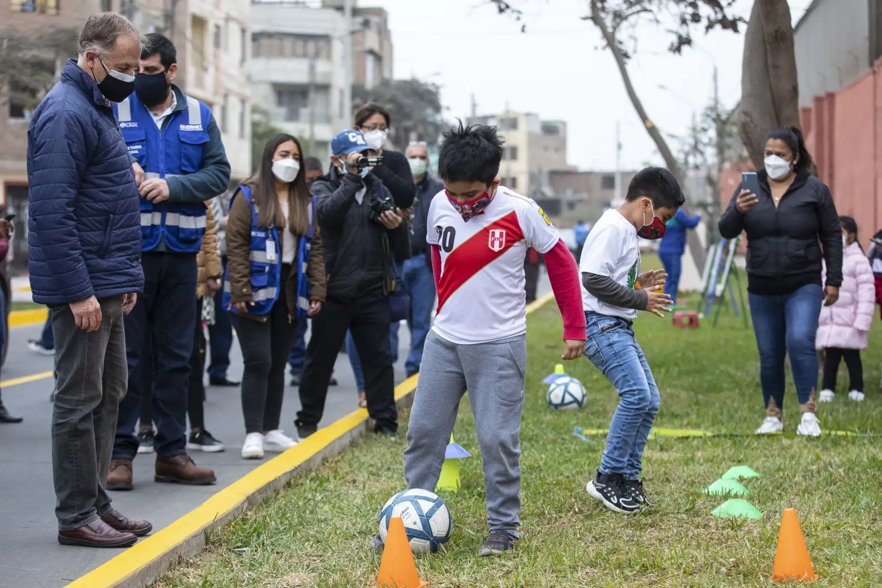 El alcalde de Lima, Jorge Muñoz, visitó el asentamiento humano 1 de Octubre en el Cercado de Lima para entregar el mobiliario urbano, pistas, veredas y áreas verdes que fueron renovadas a través de Invermet. 
Foto: Municipalidad de Lima