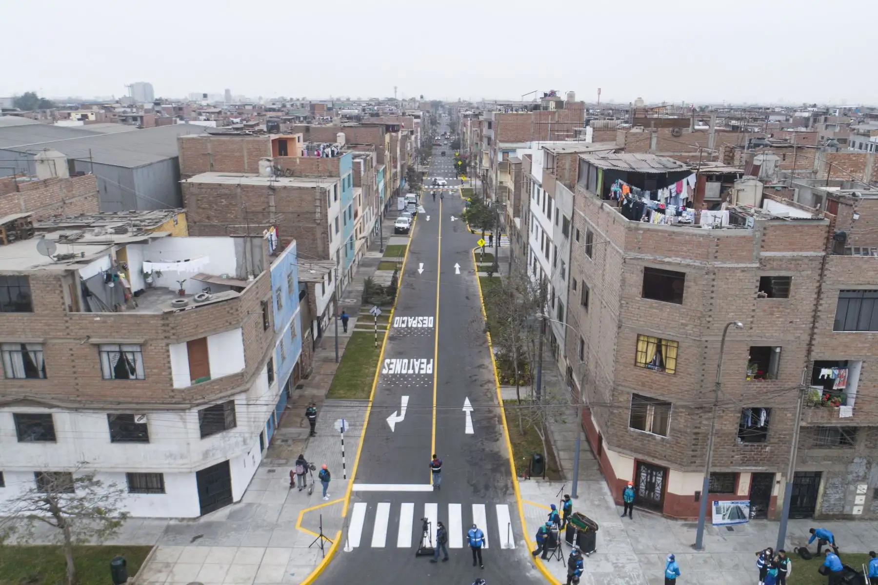 El alcalde de Lima, Jorge Muñoz, visitó el asentamiento humano 1 de Octubre en el Cercado de Lima para entregar el mobiliario urbano, pistas, veredas y áreas verdes que fueron renovadas a través de Invermet. 
Foto: Municipalidad de Lima