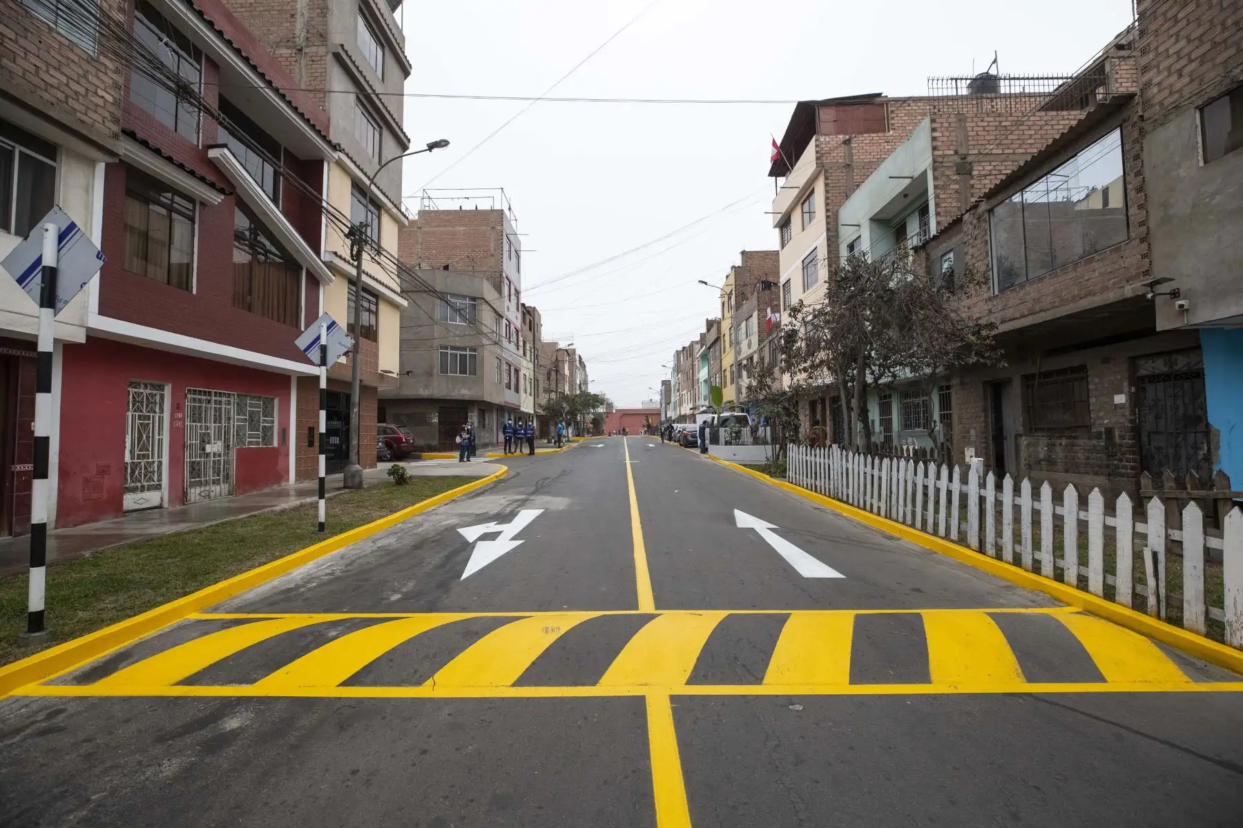 El alcalde de Lima, Jorge Muñoz, visitó el asentamiento humano 1 de Octubre en el Cercado de Lima para entregar el mobiliario urbano, pistas, veredas y áreas verdes que fueron renovadas a través de Invermet. 
Foto: Municipalidad de Lima