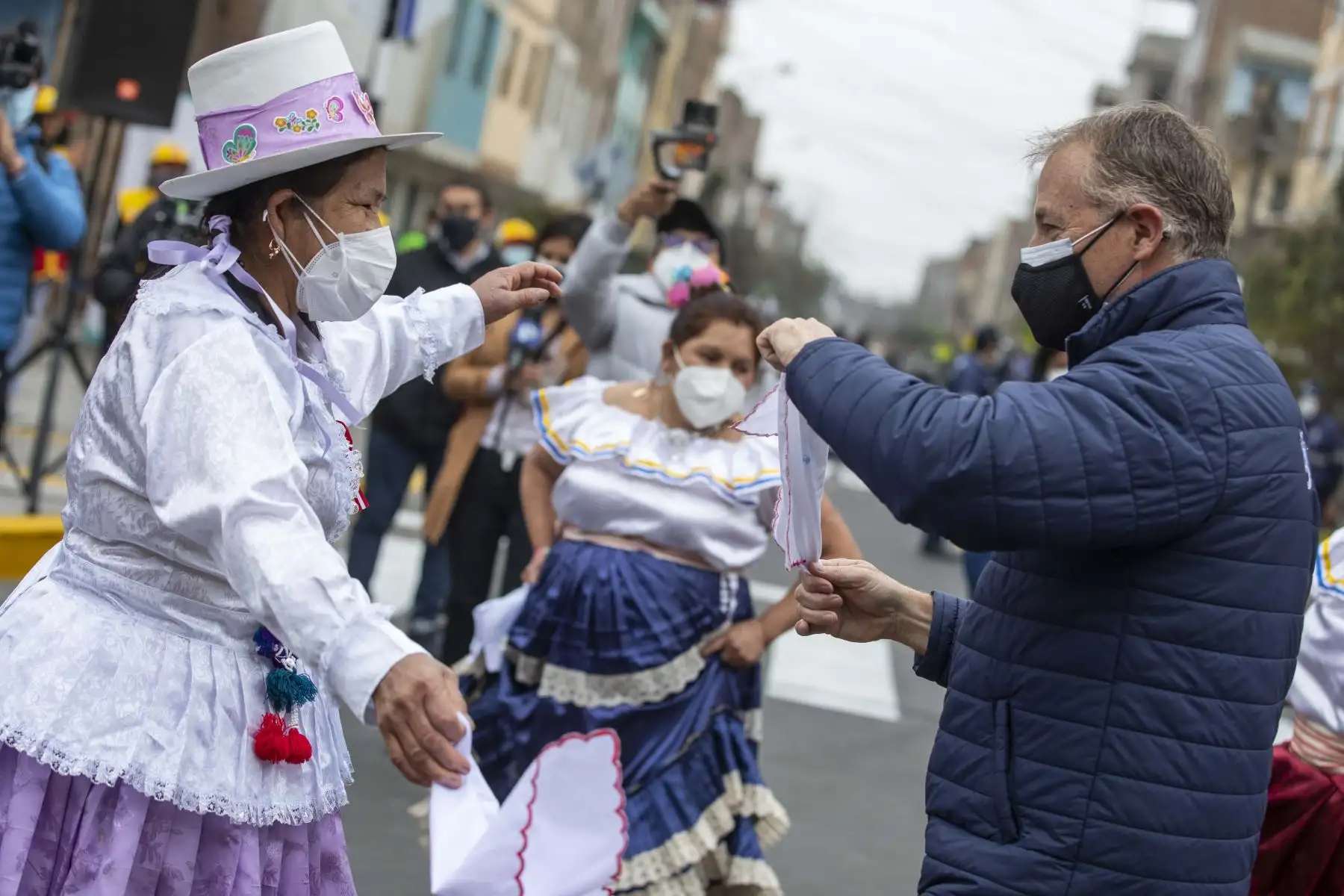 El alcalde de Lima, Jorge Muñoz, visitó el asentamiento humano 1 de Octubre en el Cercado de Lima para entregar el mobiliario urbano, pistas, veredas y áreas verdes que fueron renovadas a través de Invermet. 
Foto: Municipalidad de Lima