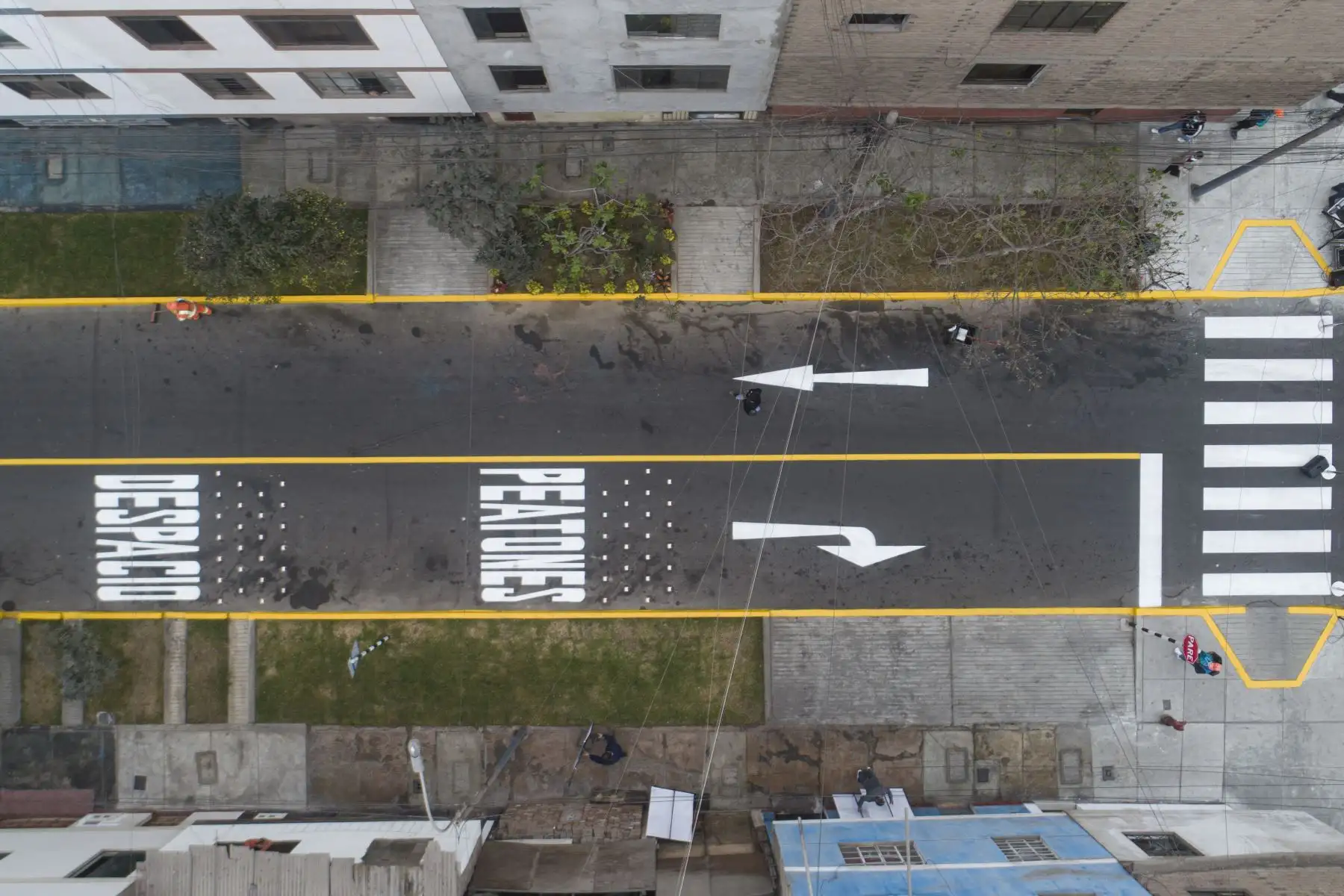 El alcalde de Lima, Jorge Muñoz, visitó el asentamiento humano 1 de Octubre en el Cercado de Lima para entregar el mobiliario urbano, pistas, veredas y áreas verdes que fueron renovadas a través de Invermet. 
Foto: Municipalidad de Lima
