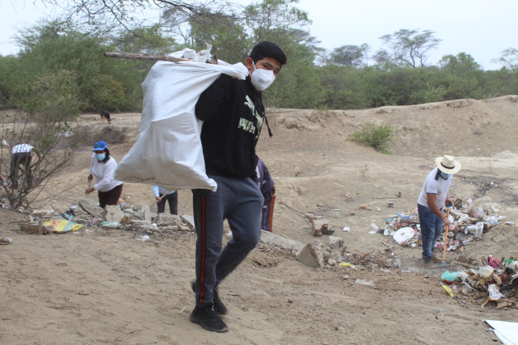 Vecinos y autoridades recolectaron alrededor de cincuenta sacos de basura del complejo arqueológico Chililí, región Lambayeque. Foto: ANDINA/Difusión