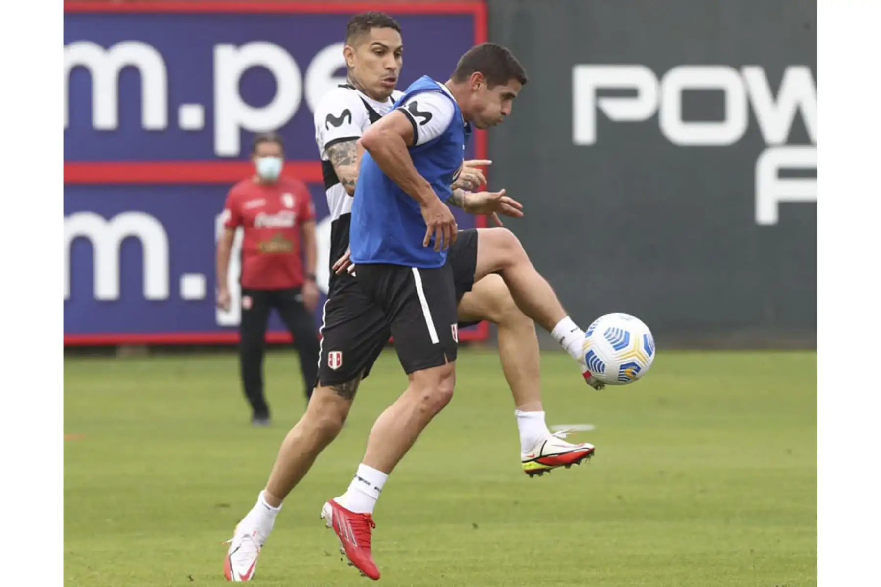 Paolo Guerrero y Aldo Corzo disputan el balón durante los entrenamientos con miras al próximo encuentro ante Brasil por las Eliminatorias del Mundial Catar 2022. Foto: ANDINA/FPF