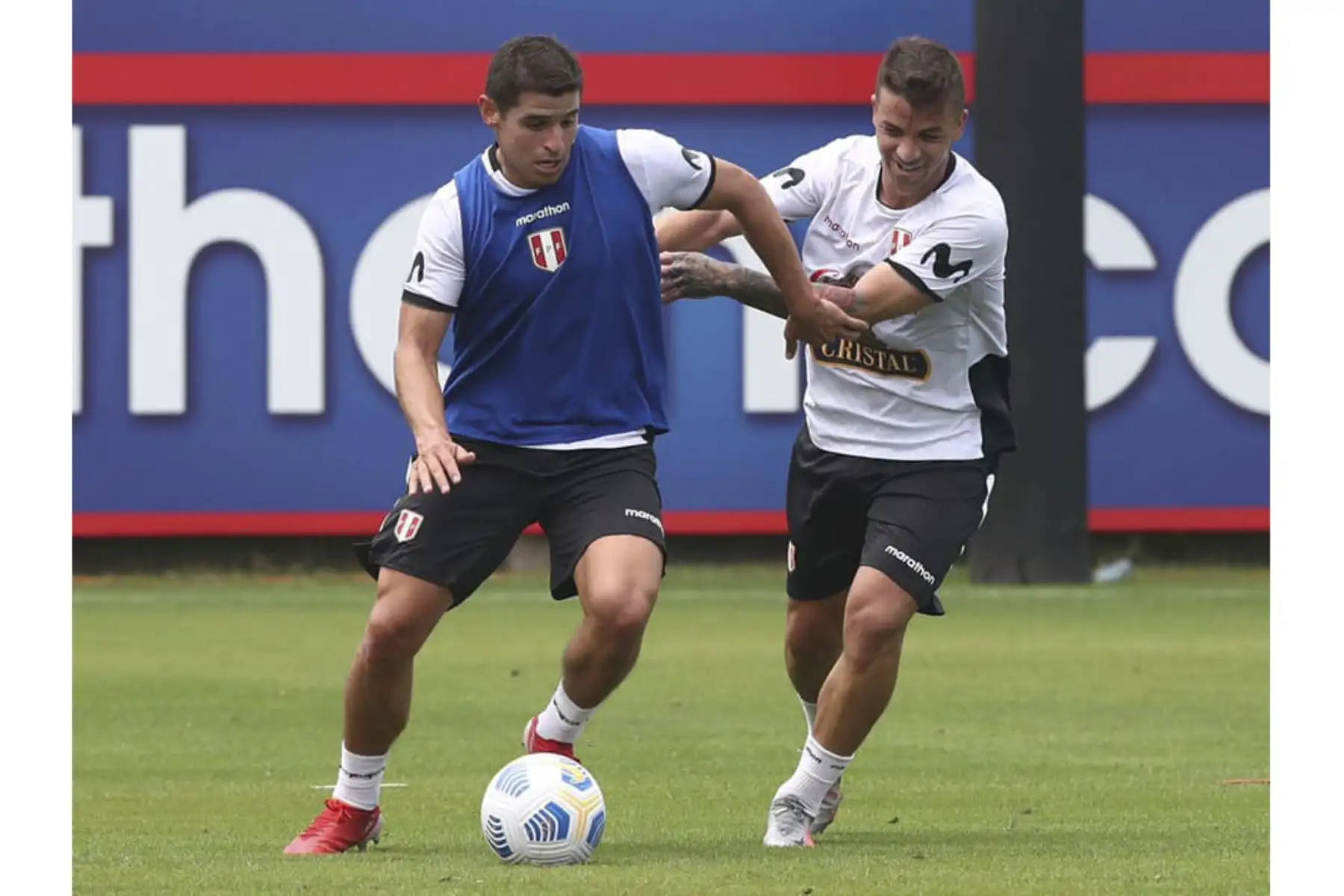 Gabriel Costa y Aldo Corzo disputan el balón durante los entrenamientos con miras al próximo encuentro ante Brasil por las Eliminatorias del Mundial Catar 2022. Foto: ANDINA/FPF