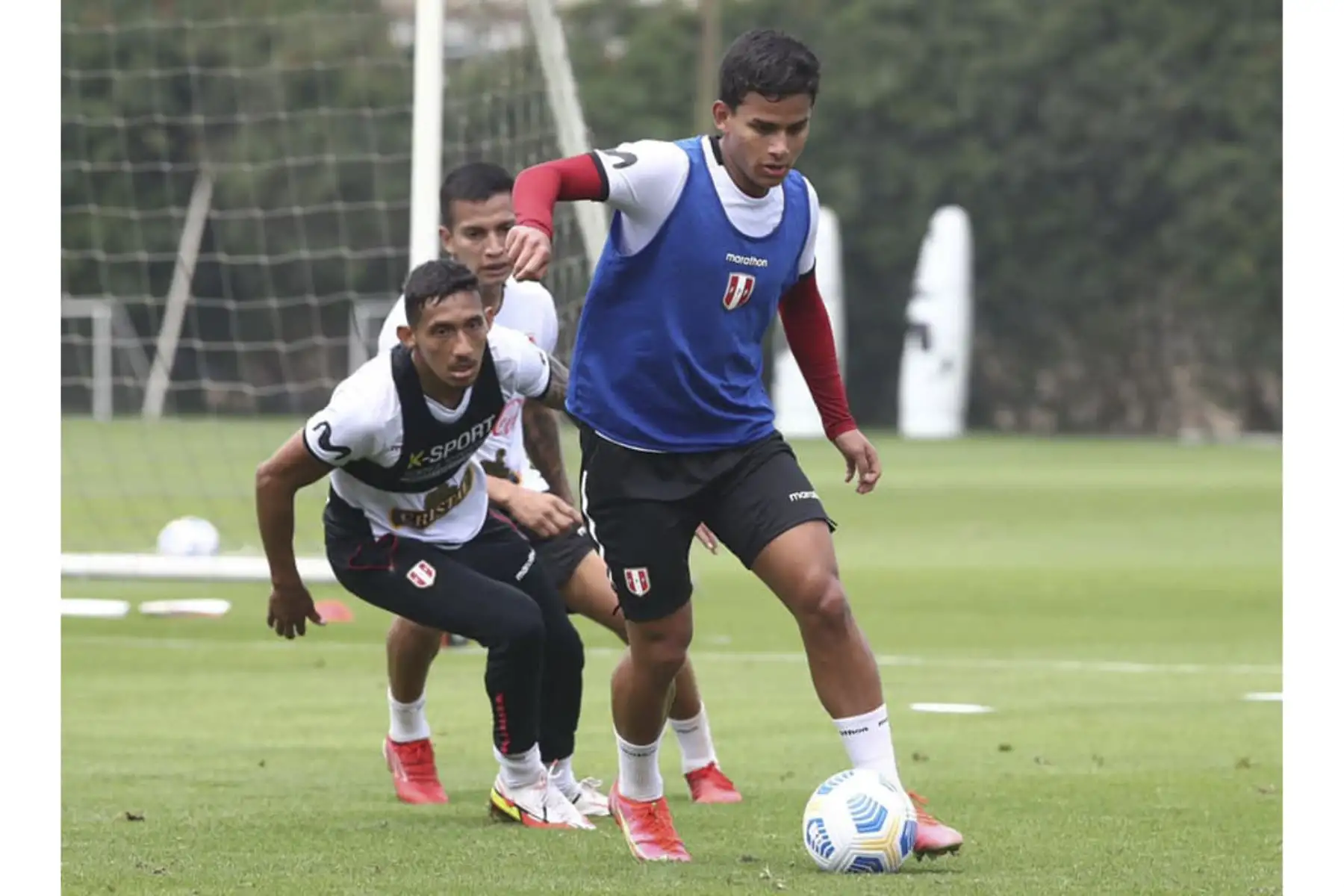 Jhilmar Lora y Christofer Gonzales disputan el balón durante los entrenamientos con miras al próximo encuentro ante Brasil por las Eliminatorias del Mundial Catar 2022. Foto: ANDINA/FPF