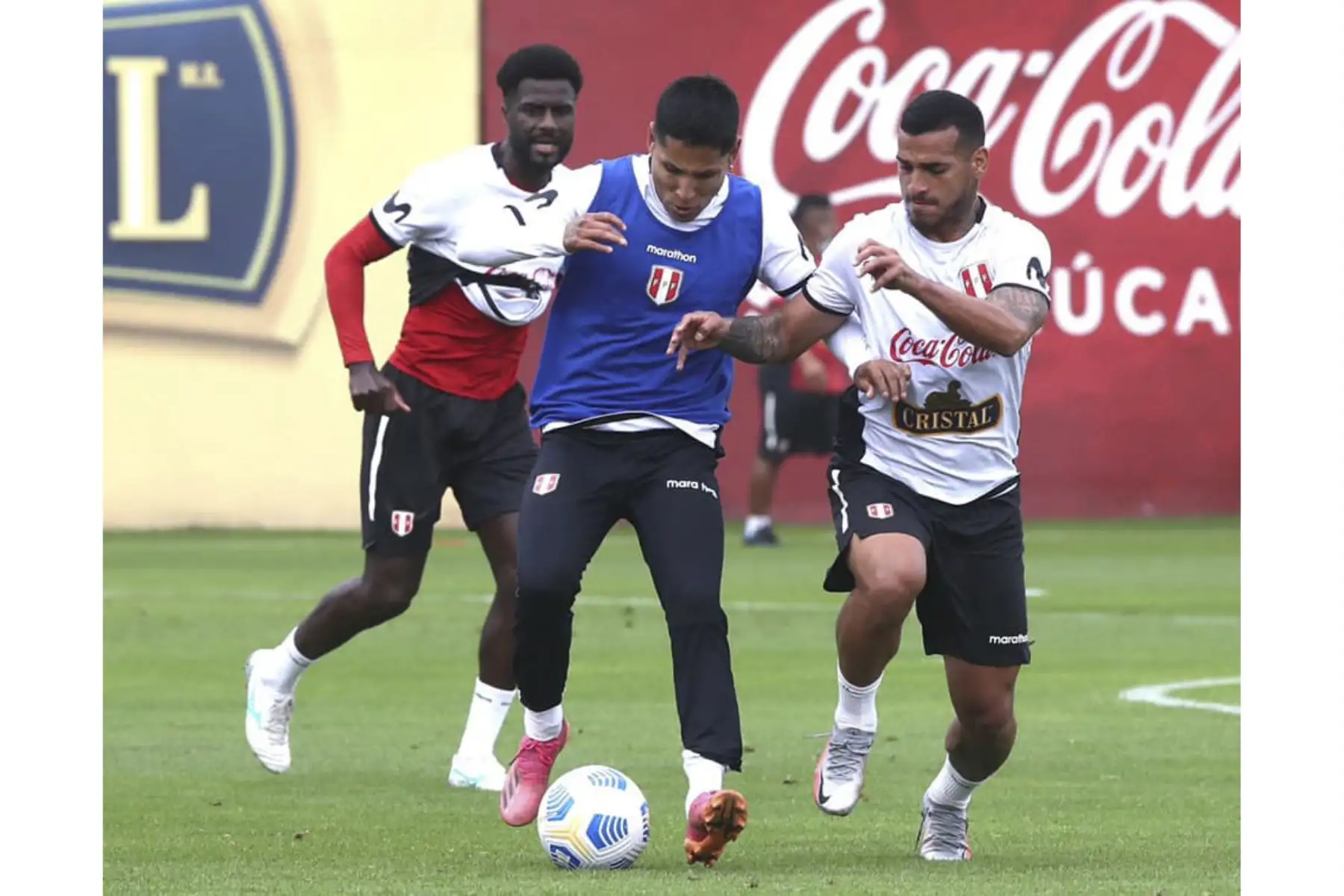 Raúl Rudíaz y Gabriel Costa disputan el balón durante los entrenamientos con miras al próximo encuentro ante Brasil por las Eliminatorias del Mundial Catar 2022. Foto: ANDINA/FPF