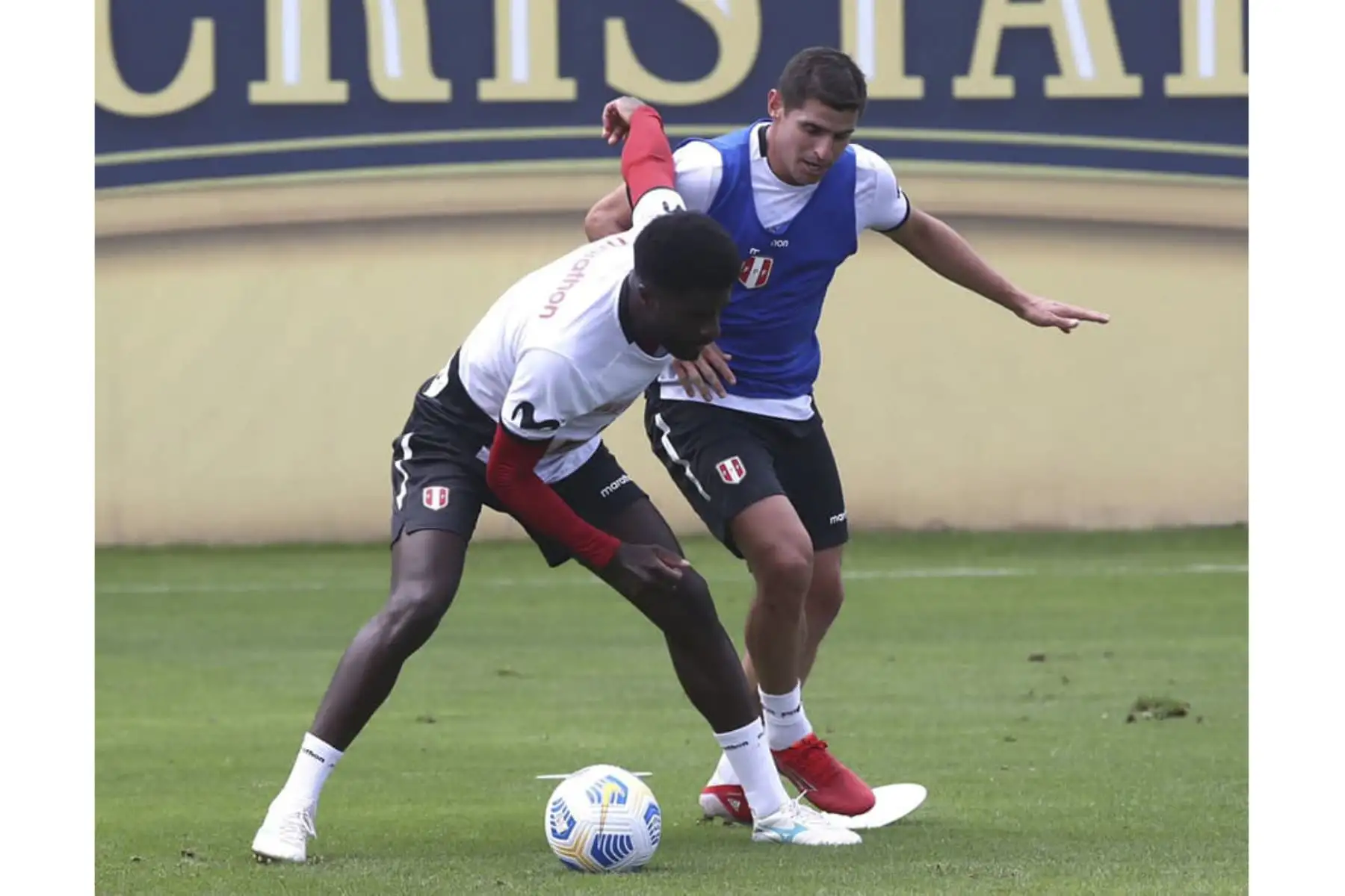 Christian Ramos y Aldo Corzo disputan el balón durante los entrenamientos con miras al próximo encuentro ante Brasil por las Eliminatorias del Mundial Catar 2022. Foto: ANDINA/FPF