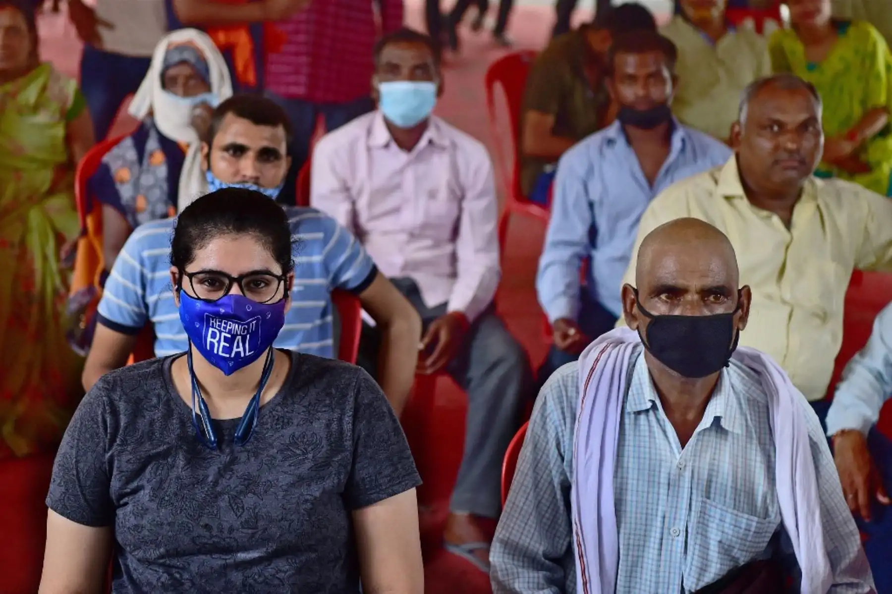 La gente espera su turno para vacunarse con la dosis de la vacuna Covishield contra el coronavirus Covid-19 en un hospital de Allahabad el 6 de septiembre de 2021. Foto: AFP