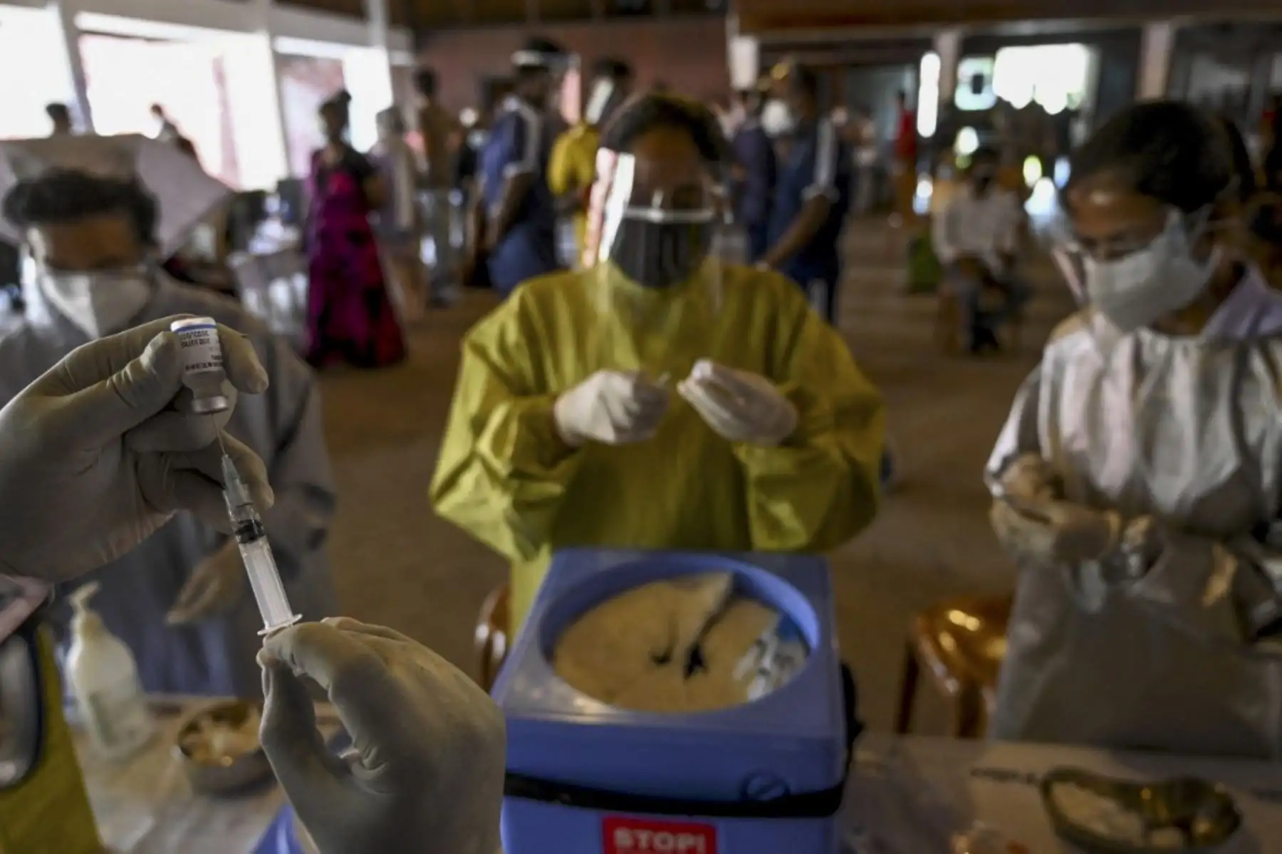 Los trabajadores sanitarios de la policía preparan una inyección de la vacuna Sinopharm contra el coronavirus Covid-19 en un campo de vacunación celebrado en Colombo el 6 de septiembre de 2021. Foto: AFP
