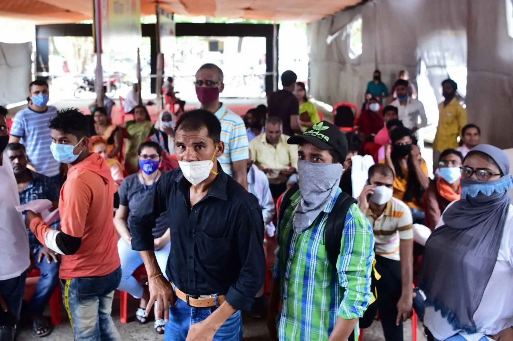 La gente espera su turno para vacunarse con la dosis de la vacuna Covishield contra el coronavirus Covid-19 en un hospital de Allahabad el 6 de septiembre de 2021. Foto: AFP