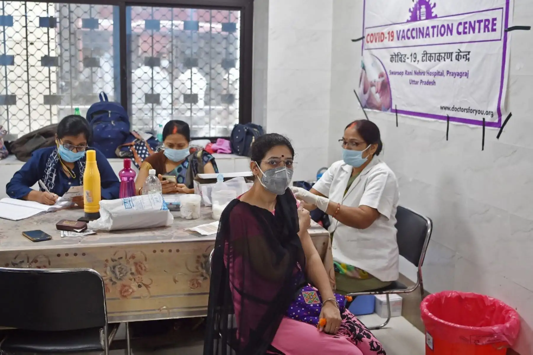 Un trabajador médico inocula a una mujer con una dosis de la vacuna Covishield contra el coronavirus Covid-19 en un hospital de Allahabad el 6 de septiembre de 2021. Foto: AFP
