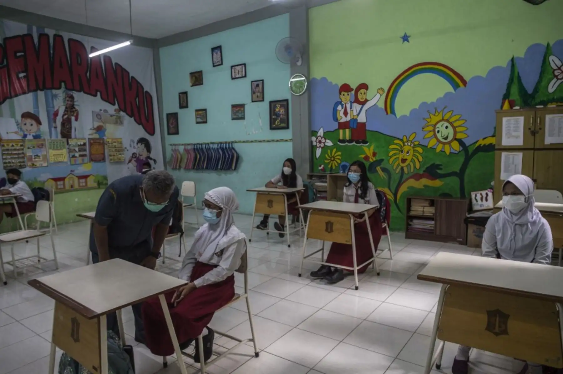 Los estudiantes asisten a una clase en una escuela en Surabaya el 6 de septiembre de 2021, cuando el gobierno reabrió las escuelas en medio de la pandemia del covid-19. Foto: AFP