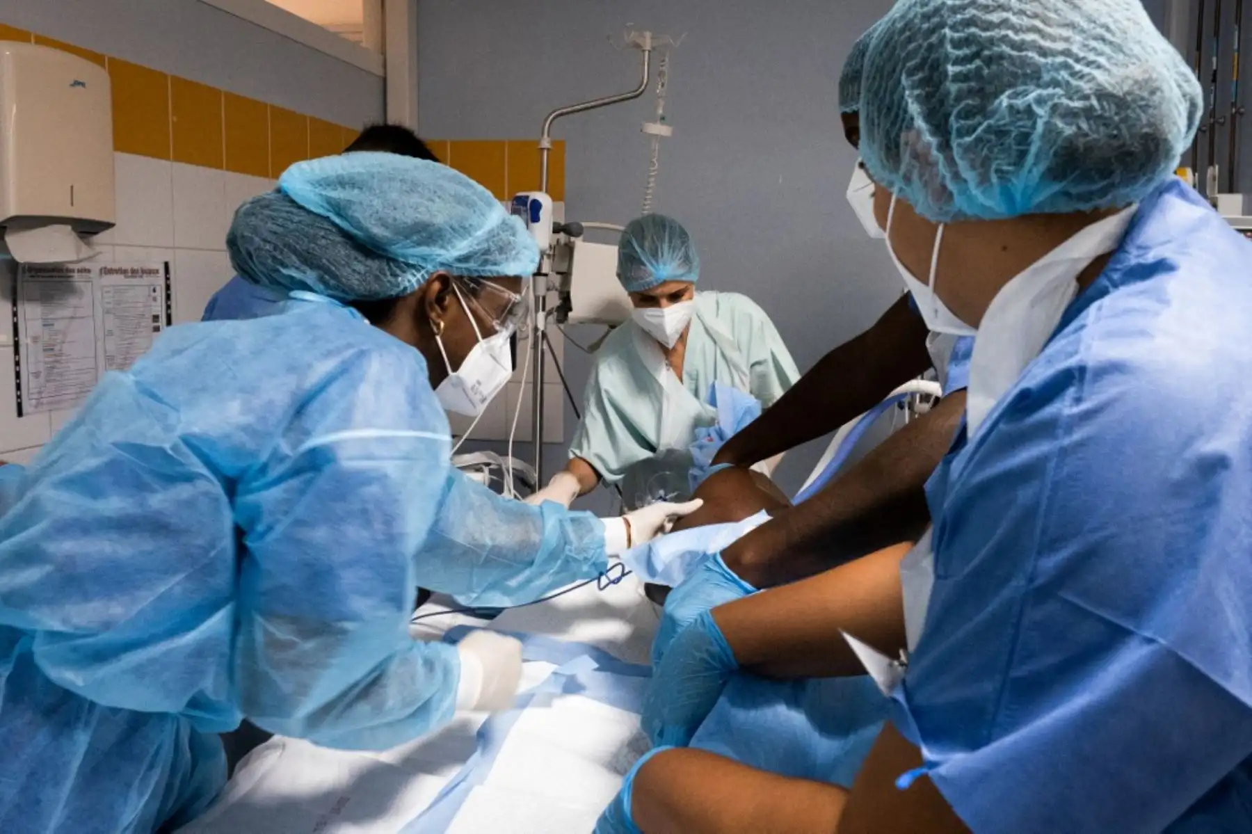 Miembros del personal médico atienden a un paciente de Covid-19 bajo asistencia respiratoria, en una habitación de la unidad de cuidados intensivos del (Centre hospitalier universitaire) en Pointe-a-Pitre, en el archipiélago caribeño francés de Guadalupe. Foto: AFP