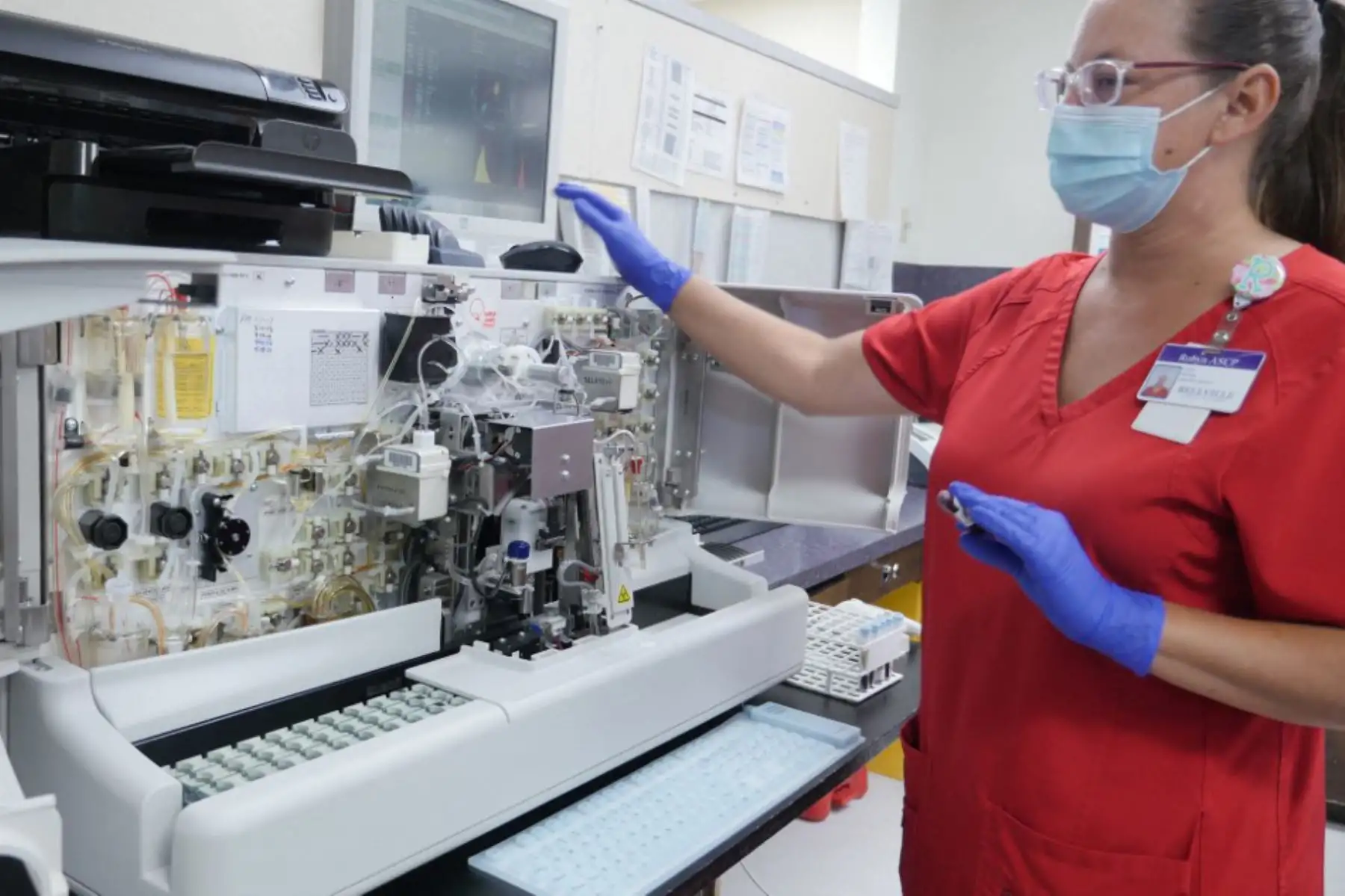 La directora del laboratorio, Robyn Schuman, tiene muestras de sangre para analizar en busca de Covid-19 en el Bellville Medical Center, en Bellville, Texas. Foto: AFP
