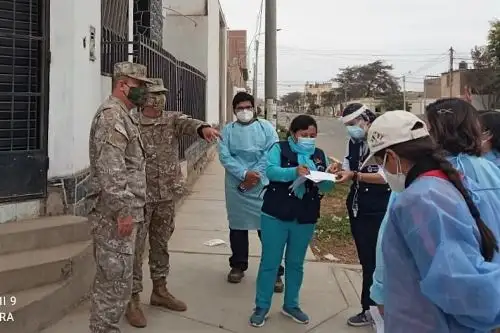 Trabajadores de salud y personal del Ejército realizan barrido casa por casa en el distrito lambayecano de La Victoria, para identificar a adultos mayores sin vacunas completas. Foto: ANDINA/Difusión