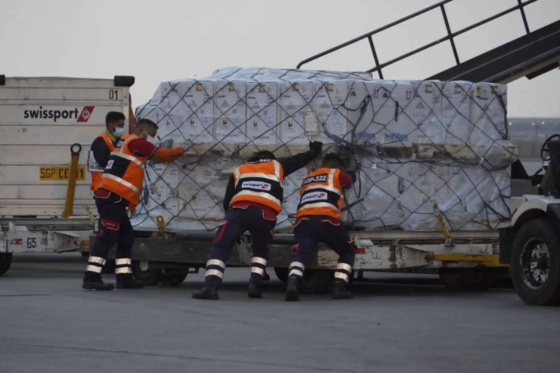 Un nuevo lote de vacunas contra la Covid 19 llegó al Perú. Alrededor de 13 000 000 de dosis fabricadas por Pfizer, Sinopharm y AstraZeneca llegarán en el mes de Setiembre a nuestro país, estas vacunas permitirán que se siga  avanzando en la protección de los ciudadanos de todo el país contra el coronavirus. Foto: ANDINA/Minsa