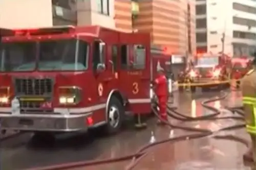 Siniestro inició en terreno baldío y fue controlado antes de propagarse a Capón Center. Foto: Captura TV