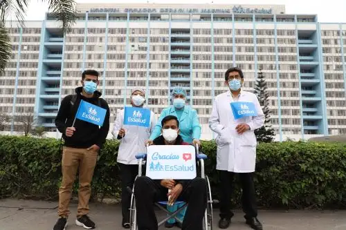 Gracias a la operación realizada por especialistas del hospital Rebagliati, paciente podrá terminar su carrera profesional y convertirse en ingeniero de sistemas. Foto: EsSalud