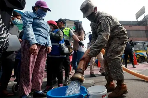 Ejercito del Perú distribuye agua potable a los pobladores de San Juan de Lurigancho. Foto: cortesía/Andina.