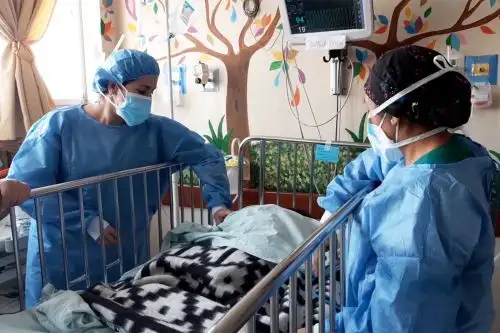 Médicos del Instituto Nacional de Salud del Niño (INSN) supervisan recuperación de niña que sufrió un traumatismo genital. Foto: INSN/Cortesía.