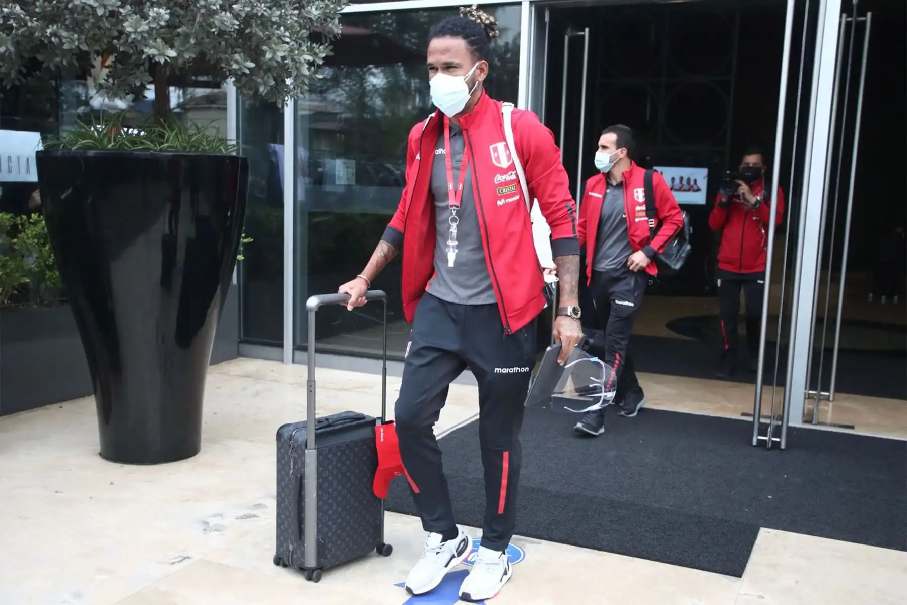 Selección Peruana, deja su hotel de concentración y se dirige al aeropuerto Jorge Chávez. En la imagen Pedro Gallese.
Foto: Selección Peruana