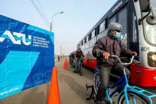 Los ciclistas y vehículos menores también deben mantener la distancia, para evitar los puntos ciegos que impiden a los choferes de los vehículos grandes ubicarlos a través del espejo. ANDINA/ ATU