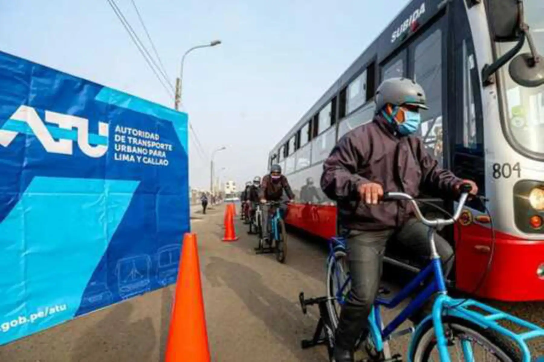 Los ciclistas y vehículos menores también deben mantener la distancia, para evitar los puntos ciegos que impiden a los choferes de los vehículos grandes ubicarlos a través del espejo. ANDINA/ ATU