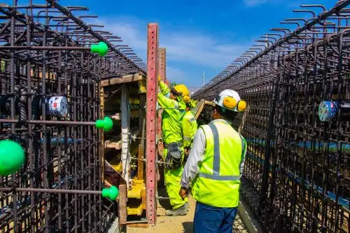Comenzó la etapa de izaje de vigas, después de haber concluido la cimentación de pilotes a profundidad que le darán mayor resistencia al puente Virú. Foto: ANDINA/Difusión