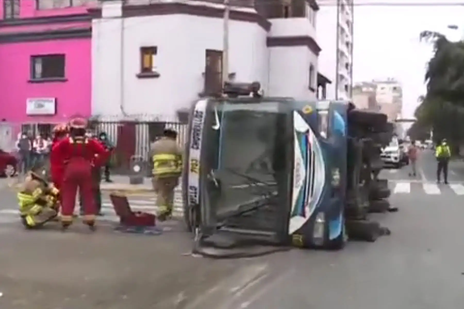 La ATU iniciará un procedimiento contra el conductor que, tras las investigaciones se ha identificado como el responsable de los hechos, quién podría ser inhabilitado de manera permanente para brindar el servicio de transporte público. ANDINA/ Captura de TV
