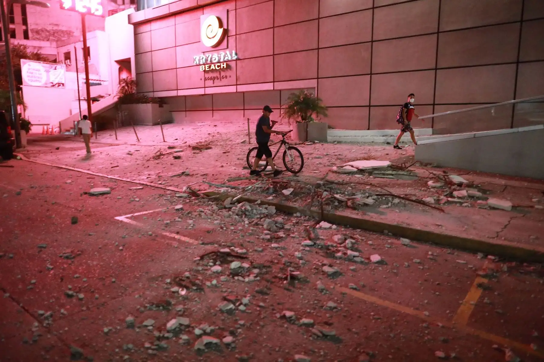 Vista general de daños en los edificios de la zona hotelera este martes, debido al sismo de 7.1 en el balneario de Acapulco en el estado de Guerrero (México). Un sismo de magnitud 7,1 sacudió este martes el centro y sur de México, sin que hasta ahora se reporten víctimas o daños materiales. EFE/David Guzmán