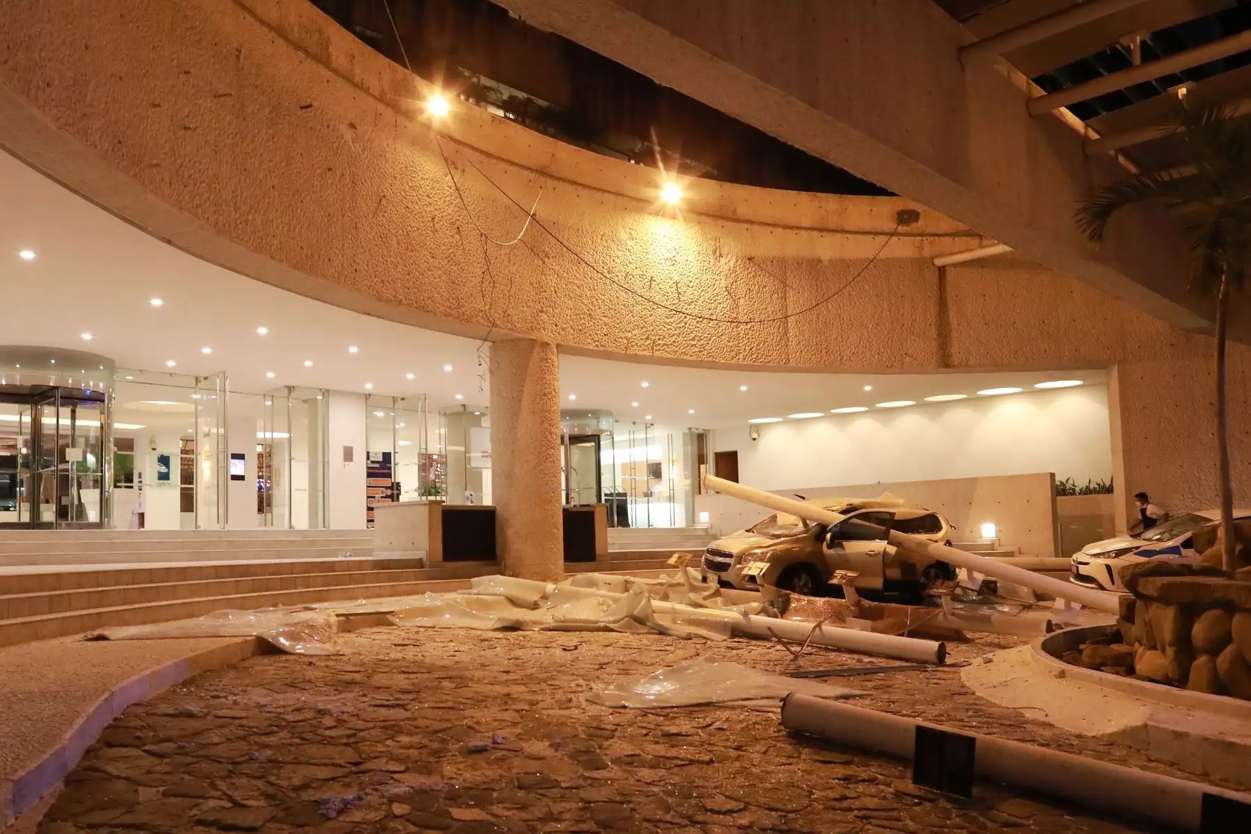 Vista general de daños en los edificios de la zona hotelera este martes, debido al sismo de 7.1 en el balneario de Acapulco en el estado de Guerrero (México). Un sismo de magnitud 7,1 sacudió este martes el centro y sur de México, sin que hasta ahora se reporten víctimas o daños materiales. EFE/David Guzmán